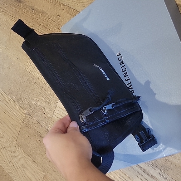 Balenciaga leather fanny pack/cross body - Picture 2 of 8